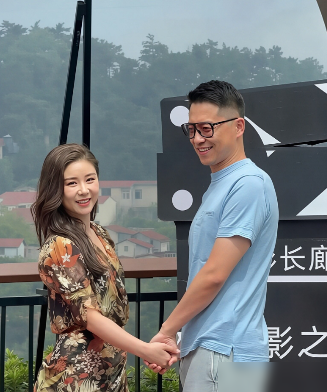 庐山偶遇王雷李小萌，结婚13年，俩儿子，走路还十指紧扣。王雷看她的眼神，跟看初恋似的。
网友说李小萌胖了点，她笑得特松弛，靠他肩上啃冰淇淋。这状态装不出来。
再看陈宝国赵奎娥，47年零绯闻。李雪健抗癌，于海丹寸步不离。邓超孙俪，当年孙俪怀孕，邓超直接息影10个月陪产。
发现没，长久的婚姻都不靠