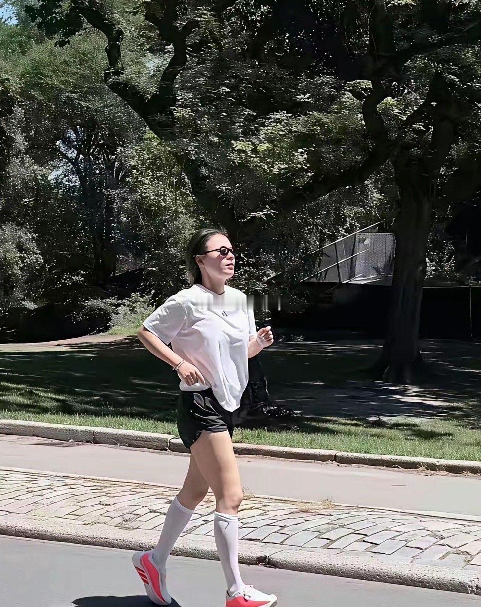 马思纯是在减肥的路上越来越厉害了，瘦的脸型都变了 ​