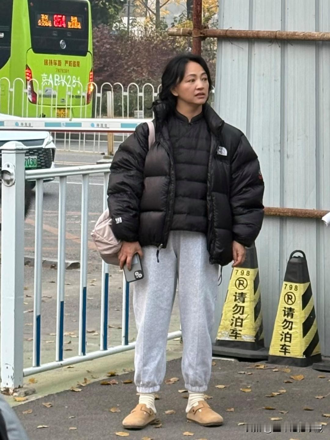 罗海琼在北京街头现身，身穿黑色羽绒服，灰色运动裤，头发凌乱，皮肤粗糙暗...