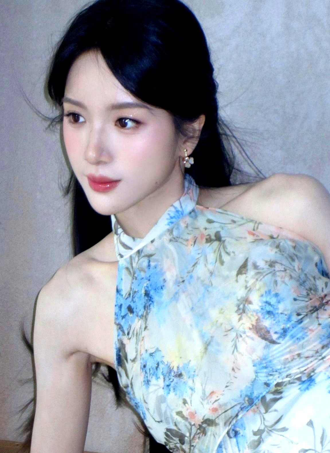 新剧播完整整五个月，同组演员都在横店连轴转，挑大梁的女主却像“失踪”了一样。

同组的王彦桐、王晓慧新戏一部接一部开机，社交平台天天营业，唯独李思潼连个进组路透都没有。剧本邀约肯定堆成了山，换作别人早就趁热进组疯狂变现了。

说句大实话，《给阿嬷的情书》能爆，七分靠扎实剧本和天降运气，演员的功底真没