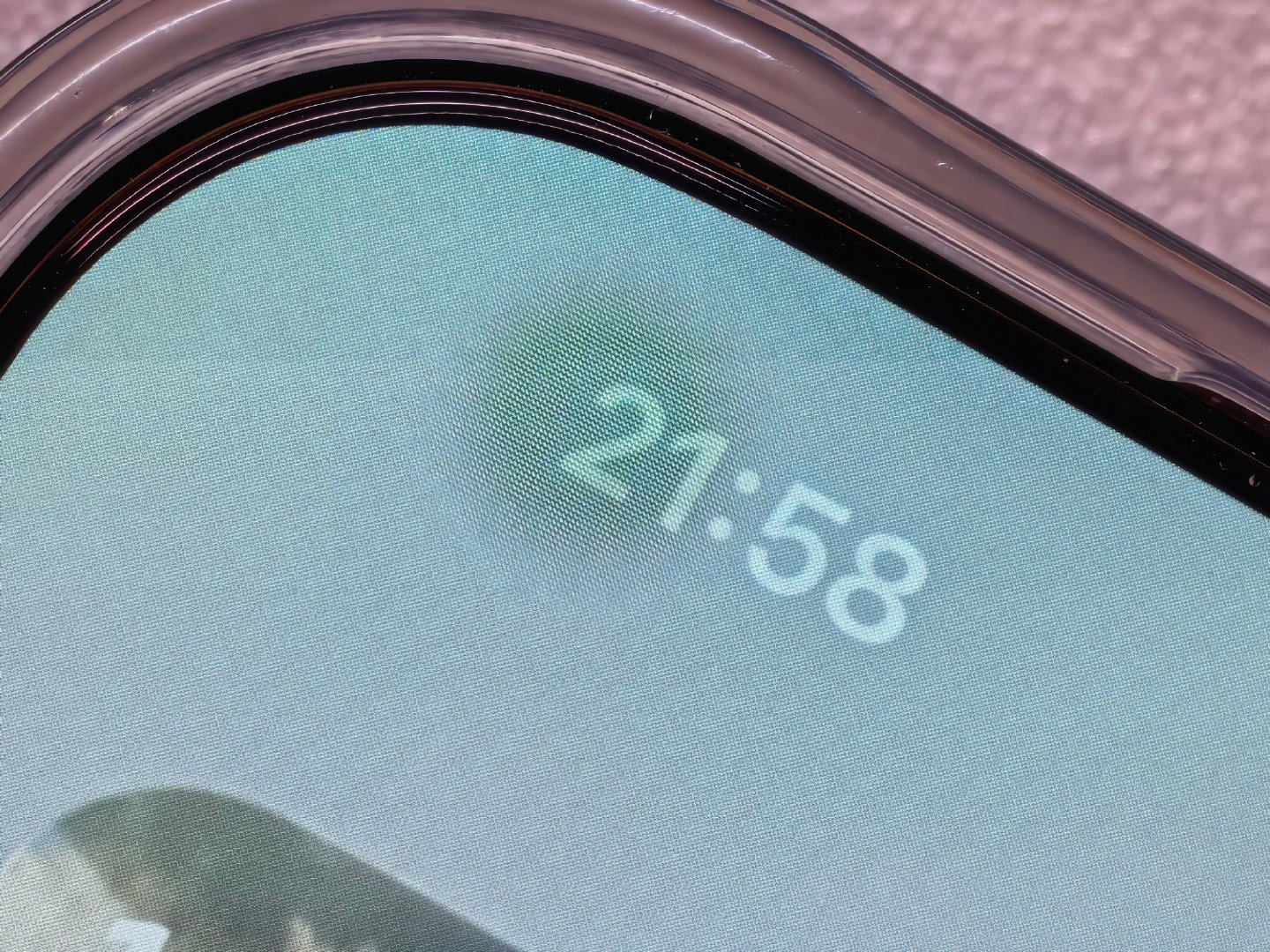 我是不是有点过于敏感了？现在拿着iPhone 18 Pro Max，每次看时间的时候，我就会看到那里一坨“马赛克”，特难受，它还正好在时间那里，一个高频需要注视的地方，当然，距离稍微远一点，其实几乎看不到！！[允悲] #黄牛吐槽iPhone18Pro没人收# ​