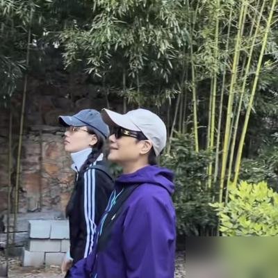 马思纯国庆当天陪爸妈在大孤山被偶遇，状态比前几年通透太多了。

镜头里她一身素净便服，身材清瘦，眉眼舒展，走在游人堆里甚至有些不起眼。
可谁还记得前几年舆论对她的严苛？
那时候因为生病吃激素发胖、眼神发木，演《第一炉香》被全网挑剔嘲讽，前几天导演许鞍华还在平遥影展上公开复盘，感慨她当年顶着病