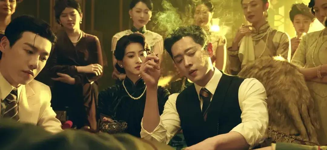 新剧《玉簟秋》的播放数据一路飘红，可弹幕里的观众全在认真讨论男主到底该判几年。
现在的编剧到底对“强势深情”有什么误解？
以为给男主扣个军阀帽子，让他拿着枪耀武扬威、动不动搞刑讯逼供，就能立住所谓的“带感”人设。连水刑和合同陷阱都整出来了，这哪是什么乱世虐恋，分明是把违法施暴硬说成爱情。
以前