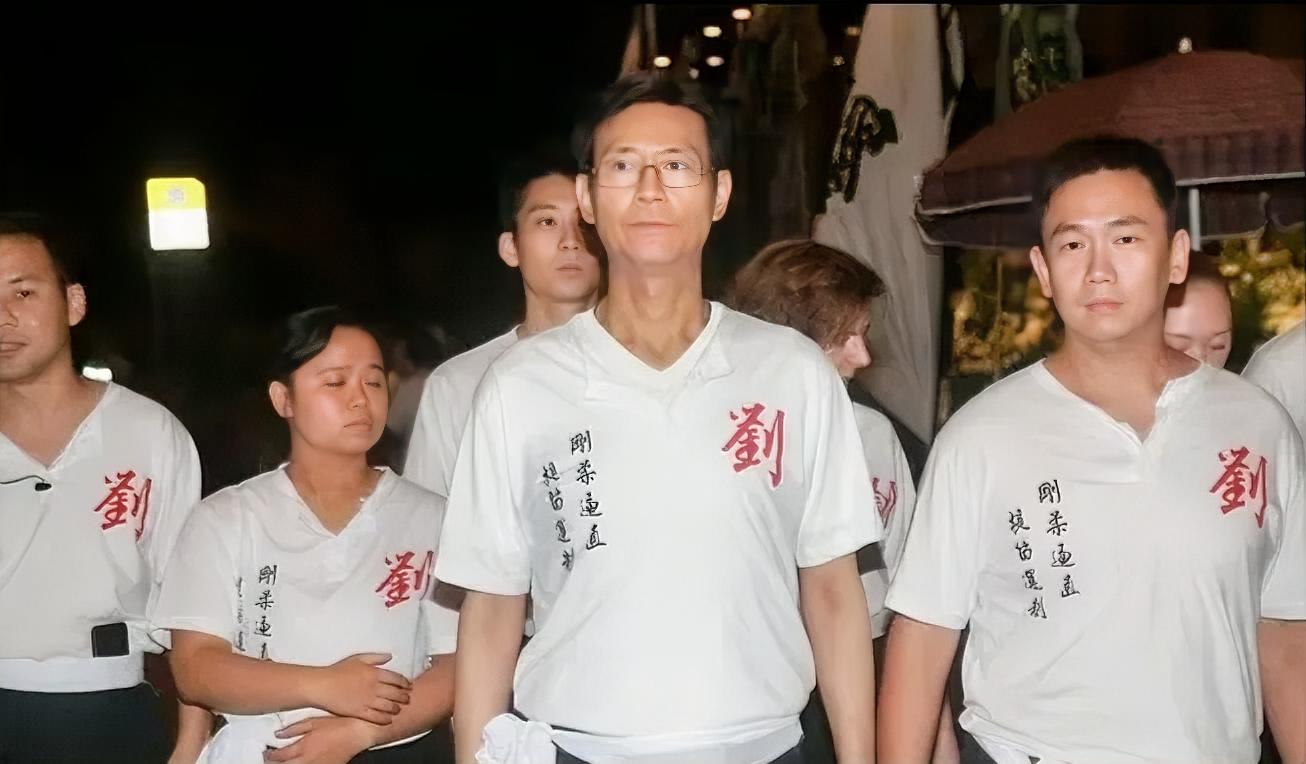 10月5日，64岁的英国武师何麦在香港走了。

他80年代一个人跑来香港，靠一股热诚打动刘家良，拍《醉拳II》时正式拜师。师母翁静晶悼念他，说他是刘家良最忠心的徒弟。

何麦这一走，刘家良门下那串名字又被翻了出来。

最特别的是郑少秋

刘家良的大弟子，唯一一个不会武功的。名气一度盖过师父，刘家良还