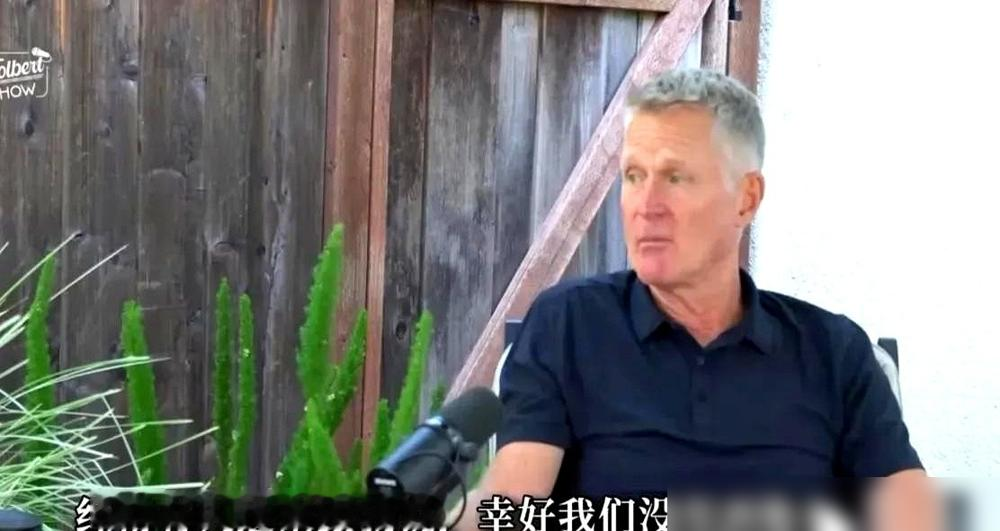 科尔说，一想到老詹穿勇士球衣，他浑身别扭。
老板拉科布却搂不住算盘，亲口说这买卖极具娱乐性。他还真干过，2月给珍妮·巴斯打电话，被拒了。7月又给里奇·保罗发语音，詹姆斯转头去了76人。
科尔话讲得透：他压根没想真来，要有动静，我们早闻着味了。湾区的球迷也炸锅，一半人拍胸脯说幸亏没成。
说到底，