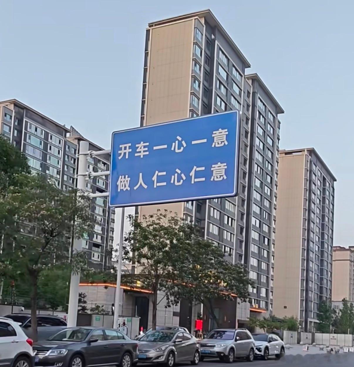 #美国男子特斯拉自动驾驶致2人重伤#
加州高速上，一名男子开启特斯拉FSD后睡着，车辆冲入事故封闭车道，撞上执勤警车，两名巡警重伤。警方提醒，FSD属于L2辅助驾驶，并非全自动，驾驶员不能脱手分心睡觉，事故还在调查中。
现在很多车都有智能驾驶，但是开车的时候不能完全依赖他，更不能掉以轻心，这 ​