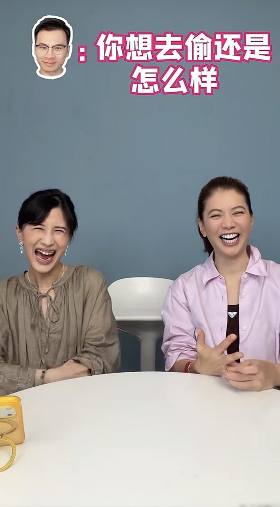 张智霖气到当场发火，就为了一堆水壶。
袁咏仪在综艺里自曝，她收集城市限定水壶，攒了几百个。搬家那天，水壶堆成小山，张智霖直接炸了。papi酱在旁边听得直乐。
可你再看这夫妻俩，一个戴41万的劳力士上访谈，一个首播全家围坐看老公演反派床戏。儿子不想上大学要去当吉他手，俩人转头就说全力支持。
水壶