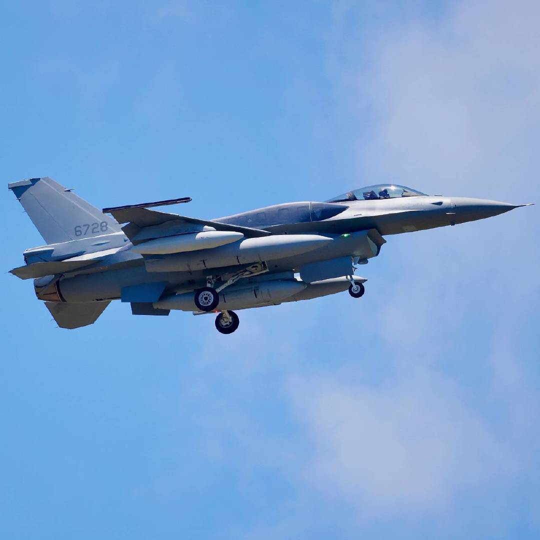 #飞扬军事[超话]# 最新消息，台匪空軍2架F-16 C Block 70(F-16V)剛離開夏威夷，正在向关岛方向飞行。 ​