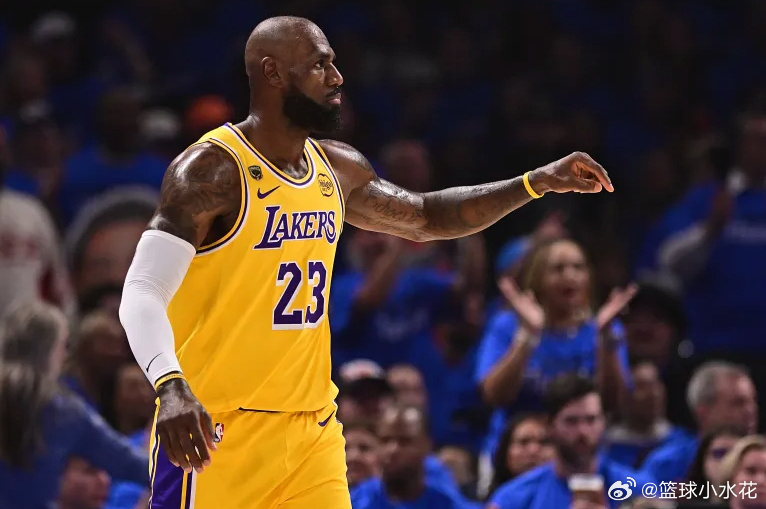 NBA｜专家观点两极分化：詹姆斯留守湖人或加盟西部劲敌仍存悬念  洛杉...