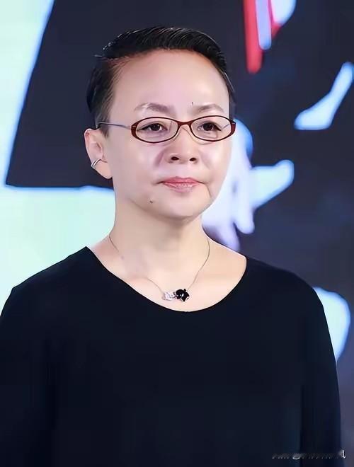 宋丹丹真是害人不浅，曾经批评谭松韵演技差，让谭松韵一度对表演迷失了方向。她还说杨紫长的丑不适合演艺圈，杨紫差点就放弃了。

先把这两件事的来龙去脉摆清楚。二零一七年，谭松韵参加《演员的诞生》，跟毛晓彤、马可、曾舜晞搭档演了一段《像雾像雨又像风》。四个人在台上各演各的，宋丹丹看完之后点评得很直接，说四