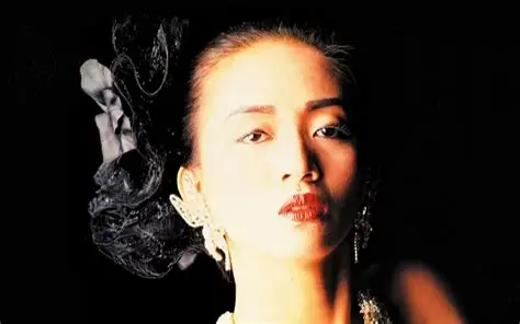 梅艳芳的骨灰，消失了。
 
7月18日，歌迷前往大屿山宝莲禅寺海会塔拜祭，推开龛位一看，门牌螺丝松脱，骨灰瓮不见了。
 
报警近三个月，警方重案组介入，至今无人被捕。而就在骨灰失踪后不久，梅妈覃美金于8月30日去世，至死不知女儿骨灰下落。
 
一个生前替全家人扛了半辈子债的女人，死后连一捧灰都守不住