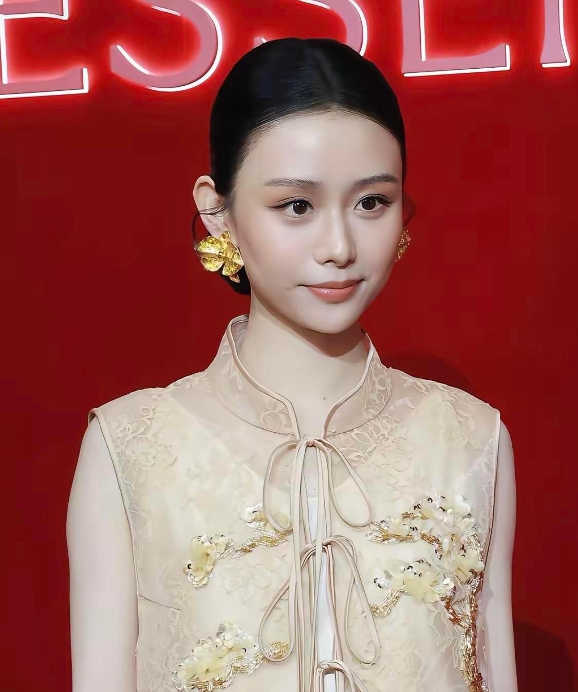 红毯造型翻车常有，但像王晓慧这次把自己短板一股脑全端出来的，真不多见。
网上吐槽声一片，真不能怪网友嘴毒。
好好的一个清冷系长相，硬生生被整出了疲态和局促感。
造型团队到底是怎么想的，居然给她选了个贴头皮的大光明盘发？
这种发型对骨相要求极其苛刻。王晓慧的下巴和鼻头线条本身就偏凌厉，侧脸看鼻