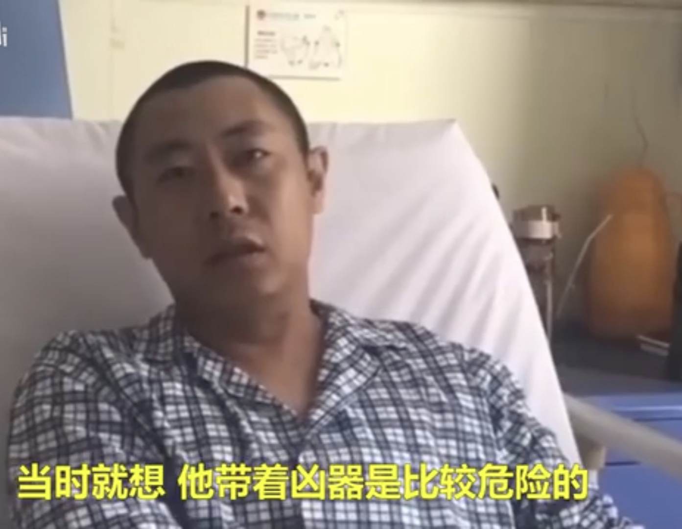 雨夜，太原街头，沈女士发现手机被偷，急呼“抓小偷”！张崇虎闻声迅速拦住小偷，撕扯