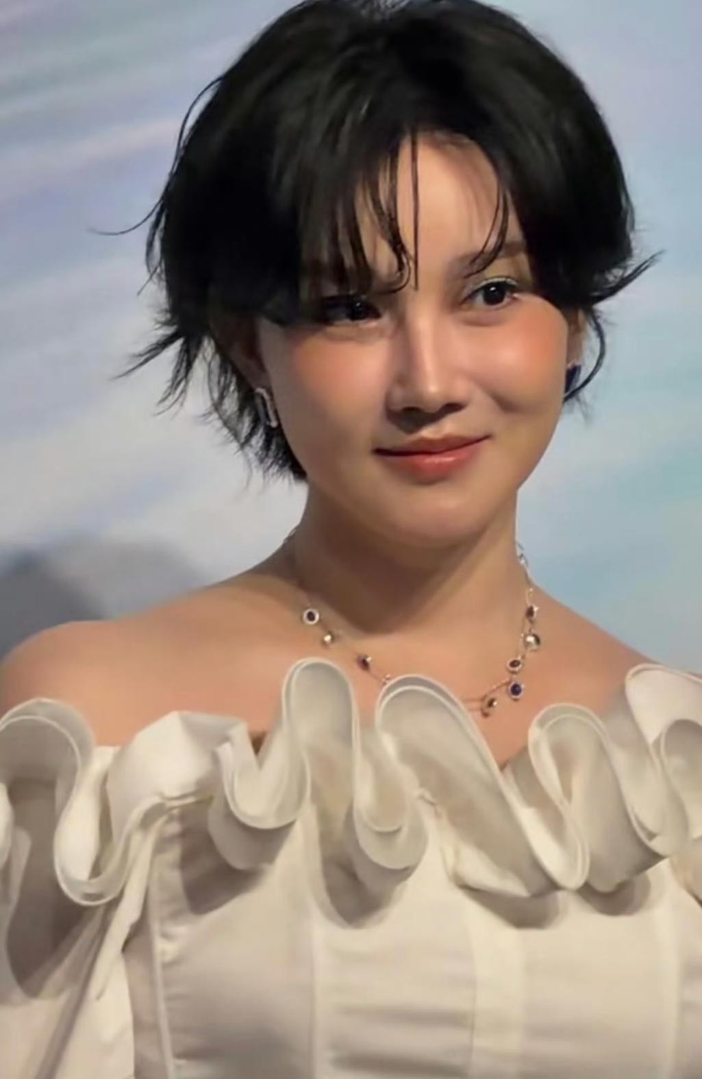 陈小纭这次出席新活动，很多人第一眼甚至没敢认，满脸的过度充盈感直接让人看愣了。
高清镜头推过去，不仅辨识度大打折扣，围观网友更是一头雾水，评论区清一色都在问：这怎么越看越像姚安娜？
甚至还有人补了一刀，说看起来还没姚安娜自然。
陈小纭以前靠着小巧精致的骨相圈过不少粉，大方承认过微整，路人缘一度