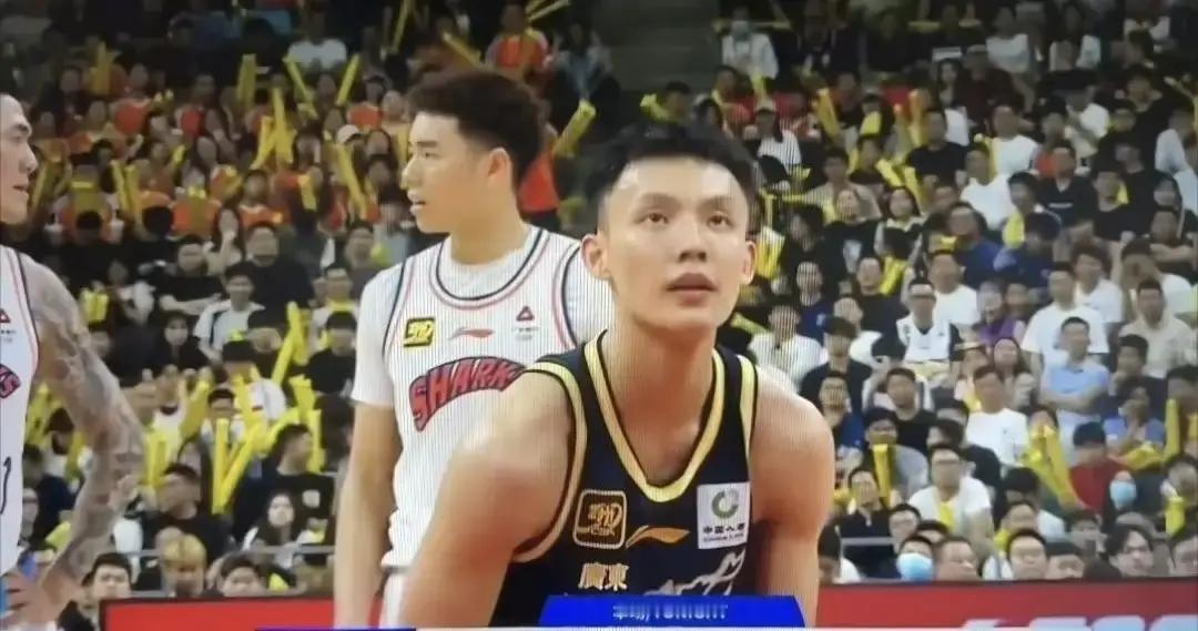 很多球迷总以为球员跟俱乐部叫板全凭脾气，其实竞技体育里最冰冷的规矩只有一条：看你到底值多少钱。
当年赵睿在广东队后期那些情绪化表现，确实让不少球迷心里堵得慌，甚至直皱眉头。
但他能顺利走人，是因为人家是国家队主力后卫，是实打实的硬通货。
广东前脚放人，后脚直接换来周琦，球队内线实力立马补齐。说