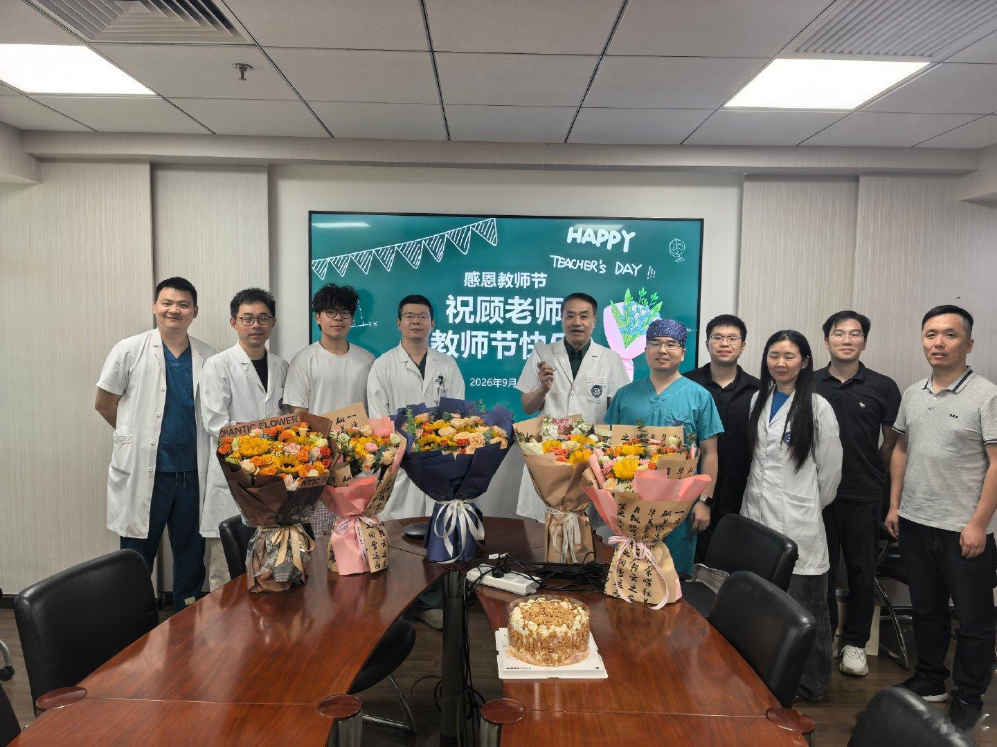又是一个教师节，同学们都过来了！开心😃😃😃😃😃😃他们给我的礼物🎁一个AI智能眼镜！祝天下所有的老师节日快乐！感谢同学们！[赞][赞][赞][鲜花][鲜花][鲜花][鲜花][鲜花] ​
