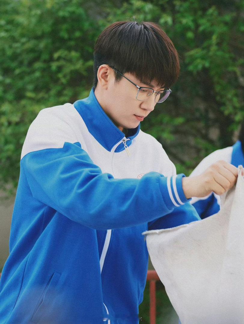 #原来这些都是王子奇演的#🔥古今角色无缝切换，王子奇塑造力惊艳众人，曹信优等生外表下，藏着守护家人的柔软本心#生逢其时##王子奇[超话]# ​