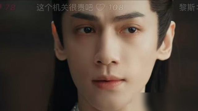 男粉丝当场喊“想嫁”，罗云熙直接愣在那，憋笑憋到脸通红。
《魅影神捕》追剧团现场，台下突然一嗓子“罗云熙我想嫁给你”，全场炸了。他站在台上手里话筒都顿了一下，硬是没憋住笑。
这剧播了5天，站内热度6808，不算爆。粉丝急得骂宣发拉胯，可罗云熙本人倒挺松弛。
聊起拍戏，他说刚进组大家不熟，就用家