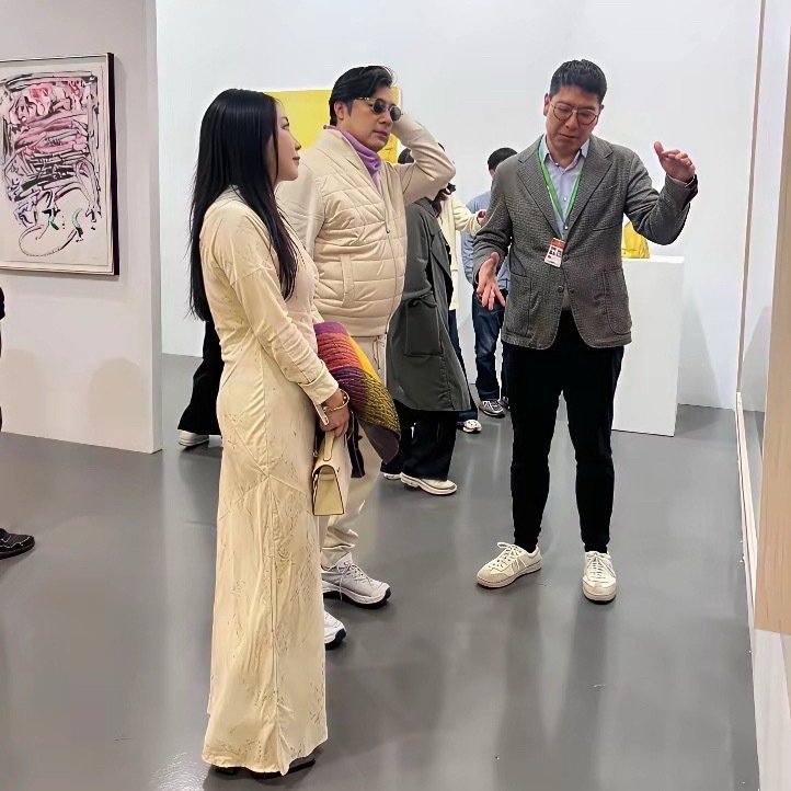 王岳伦带着新女友穿着情侣装参加某参展商邀请会，女友长发飘飘，身材高挑，但是颜值真不如李湘。 ​