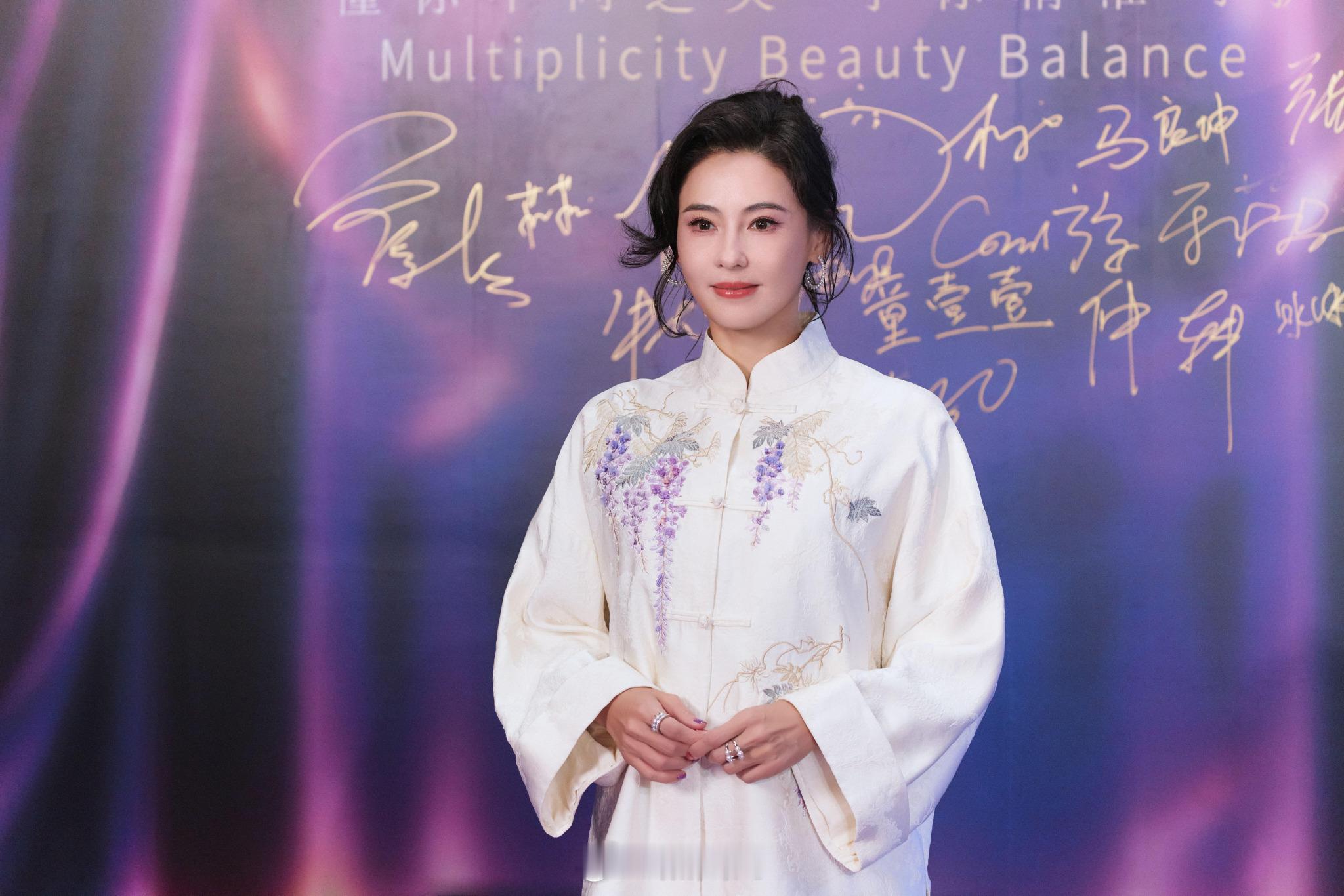 张柏芝深圳MBB活动造型！紫藤新中式套装，国风美人氛围感拉满✨#张柏芝说养育3个儿子很轻松# ​