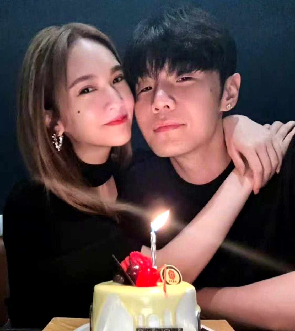 结婚6年，在巴黎街头走两步就要贴一下，这谁扛得住。

9月10日，有人在巴黎奥赛博物馆撞见李荣浩和杨丞琳。两人客气地摆手拒了网友合影，转身手又黏到了一块儿。

满打满算，这俩人相恋已经11年。没有镜头前造作的粉红泡泡，只有逛个馆也控制不住往对方身上靠的生理性喜欢。李平时闷声不响，搞浪漫全靠直男式送花