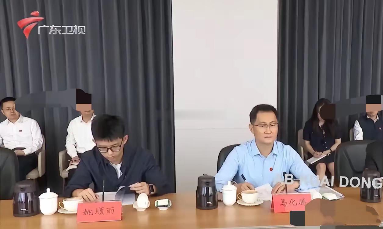 腾讯总部开调研座谈会，坐在马化腾身边的小伙子来头不小。

他戴一副黑框眼镜，脸看着还透着股稚嫩气，年纪特别轻，叫姚顺雨，1998年生，今年才28岁，本科读的是清华姚班，之后拿到了普林斯顿大学计算机博士学位。

2024年姚顺雨进入OpenAI任职，参与过Operator、Deep Research等知名项目的研发，是业 ​