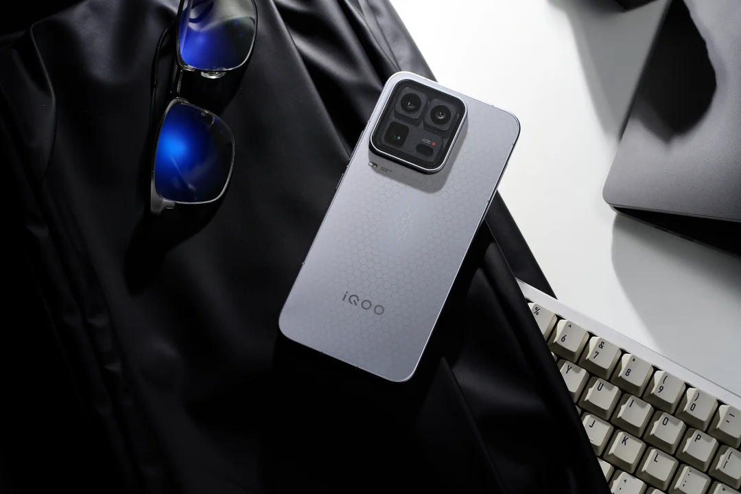 iQOO 15 Ultra图赏：掌中科幻，性能旗舰