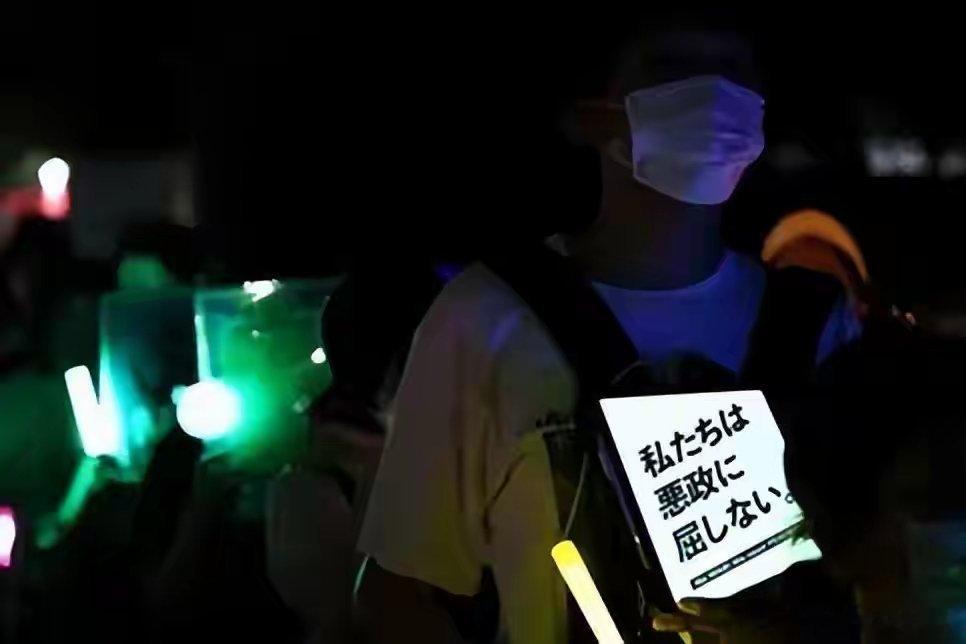 #罗鸿观察##罗爷睿评##v光计划# 右翼狂飙，和平宪法危矣！高市拉极右翼维新会入阁，就是在给战争机器踩油门！历史警钟长鸣，日本若执意走军国主义老路，终将自食其果！#时事评论员罗鸿# ​