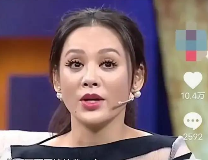 宁静说起前夫的时候语气特别平静：“前夫是一个非常非常非常好的人，到现在为止，我没有碰到过比他更好的人。”
娱乐圈的离婚账本，向来沾满刀光剑影。互泼脏水、抢抚养权、爆隐私，恨不能把对方按进地狱。宁静这几句大白话，直接扯下了内娱那些“假面夫妻”最后的遮羞布。
那句“非常非常好”，是真心实意的盖章定论。当