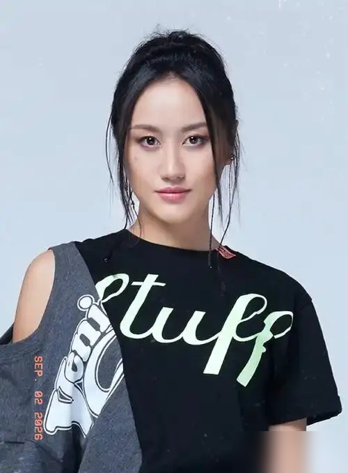 陈粒被多年好友当众摸胸，当场竖中指反抗！
阿那亚虾米音乐节散场后的私下聚会上，对方喝了酒，先是搂抱掐腰，接着直接伸手碰胸。陈粒察觉后立刻推开，双手护胸，当场竖中指表达不满，一行人提前离场。
隔天男方公开道歉，承认酒后失态，坦言再熟也不能越界，已经私下给陈粒致歉。陈粒回应称双方是多年好友，对方已经