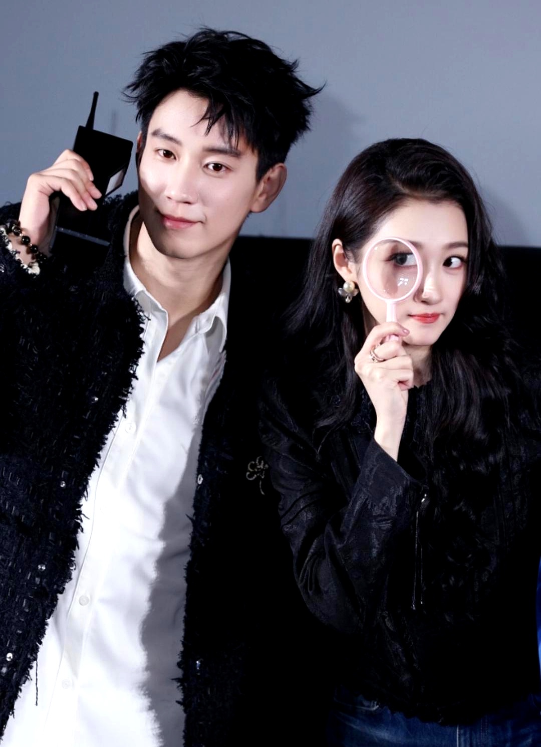 关晓彤和王子奇在新剧《生逢其时》里演青梅竹马，很多人翻出底细才发现，这俩人戏外居然是北电同班同学
 

关晓彤童星出道，还没毕业就红遍大江南北，国民度早早拉满
 

同一间教室上课的王子奇，当年在班里几乎查无此人，跑龙套、拍网剧，熬到这几年才算真正冒头
 

同一所大学出来的同班同学，起点差了十万八