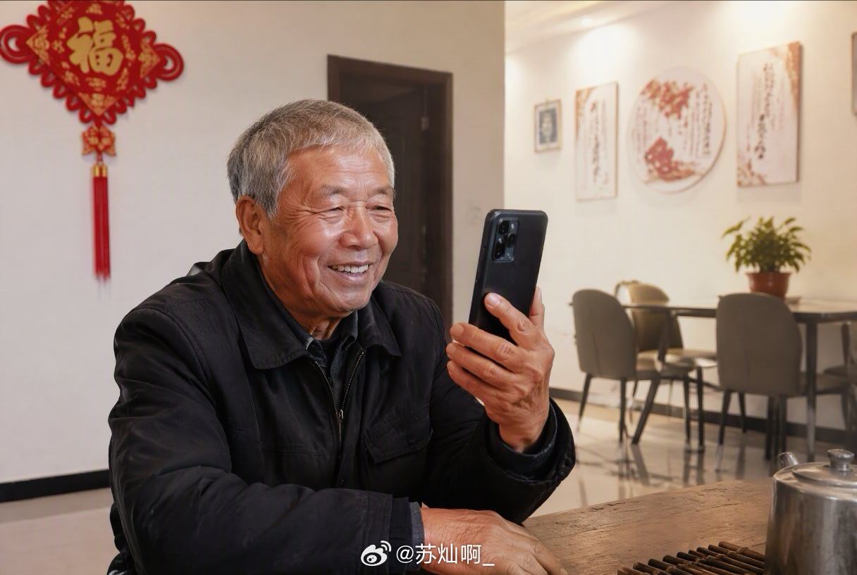 隔着100多公里的山路，杨寅寅和妹妹靠着一部手机和拼多多的订单，把重庆农村的老屋从泥土房变成了全村的聚会点。

原本5万的预算，最后只花了3万。省下的不仅是钱，更是那份因为距离而产生的无力感。以前总觉得尽孝得人在身边，现在发现，只要物流能进村，爱就能落地。父母步行去驿站取回岩板餐桌、风 ​