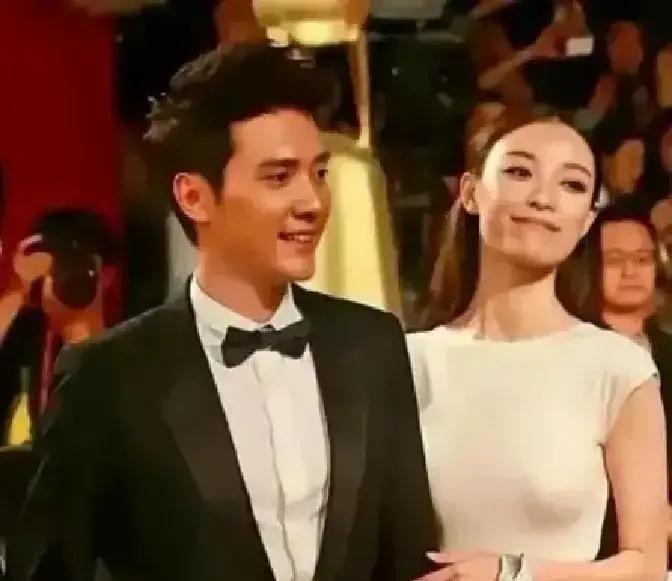 那天从未来婆婆家出来，倪妮坐在副驾驶上一言不发，手指死死抠着安全带边缘

旁边的冯绍峰打着方向盘，随口劝了一句，我妈就那样你别往心里去

车里的空气闷得让人喘不过气，倪妮突然转过头，眼眶发红地盯着这个男人

“你妈今天明说了，你们家娶媳妇不娶戏子，那你怎么想？”

冯绍峰握方向盘的手紧了紧，憋了半天