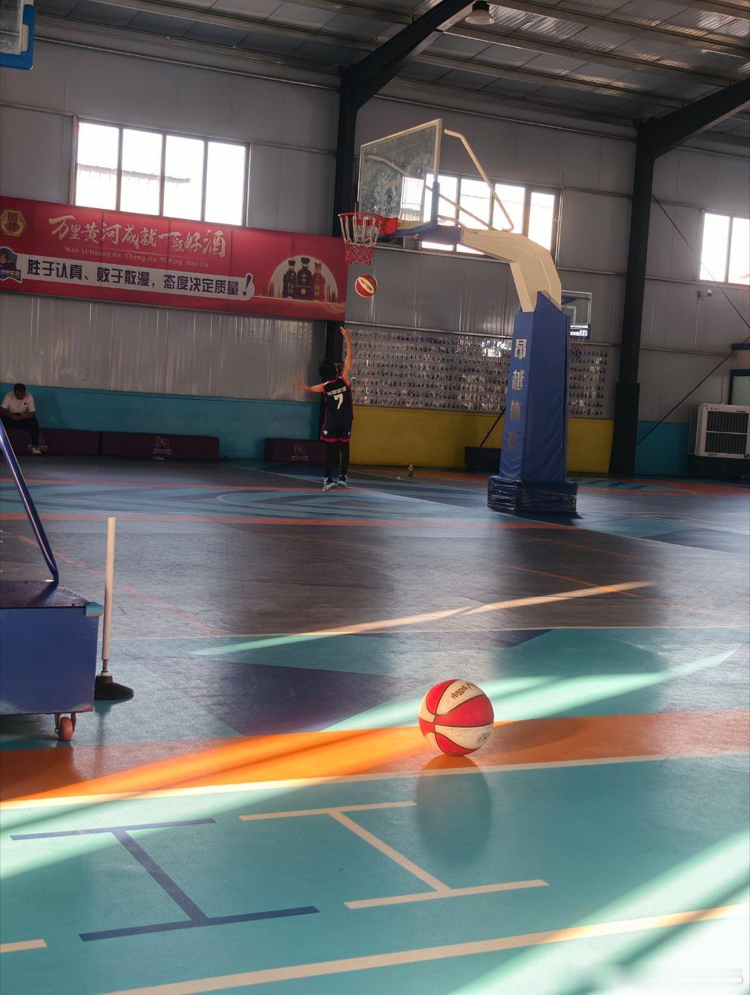 哦，后来又来个一个人，
现在二宝这个组5个人了，
今天投的🏀框有点高，
二宝也有时进有时不进，
#Faker和亚运冠军互相点赞#
亚运赛场出现跨项目梦幻联动！中国自行车冠军孙海蛟与Faker相遇合照，二人互相竖起大拇指点赞。同为亚运金牌得主，不同赛道的强者彼此认可，网友感慨竞技体育的惺惺相惜。 ​
