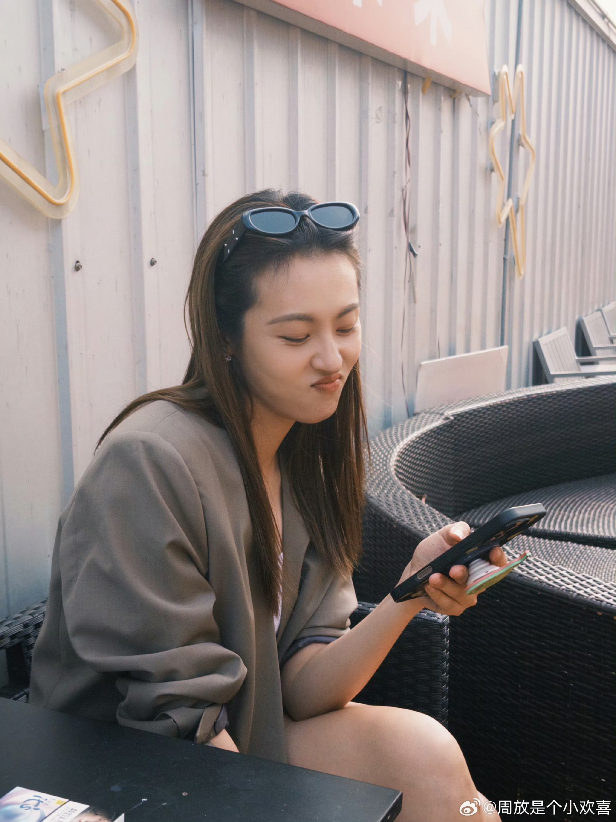 正午阳光好几部剧有她，和王凯二搭走红，现实中丈夫是导演，性格活泼开朗，看不出37岁了，还是两个孩子的母亲。

都说娱乐圈的明星夫妻不少，但是很多人并不知道周放和刘畅也是，他们结婚多年很低调，尤其是还是青梅竹马，打小就认识还在一起玩，大学毕业后也是如愿以偿两人结婚，一个是导演，一个是演员。

周放和赵