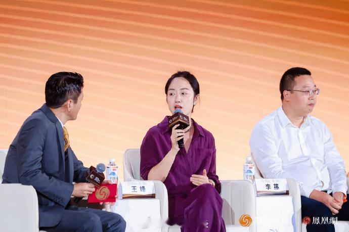 #AI落地难不是一个技术问题#【李荪：AI为什么落地难？难在它不是一项技术，而是三种完全不同的东西捆在一起】中国信通院人工智能研究所平台部副主任李荪在#凤凰湾区财经论坛2026# 上表示，算力、算法、数据虽然并称人工智能三要素，但三者的属性完全不同。

“算法是一个点状的问题，算力是一个线状的 ​