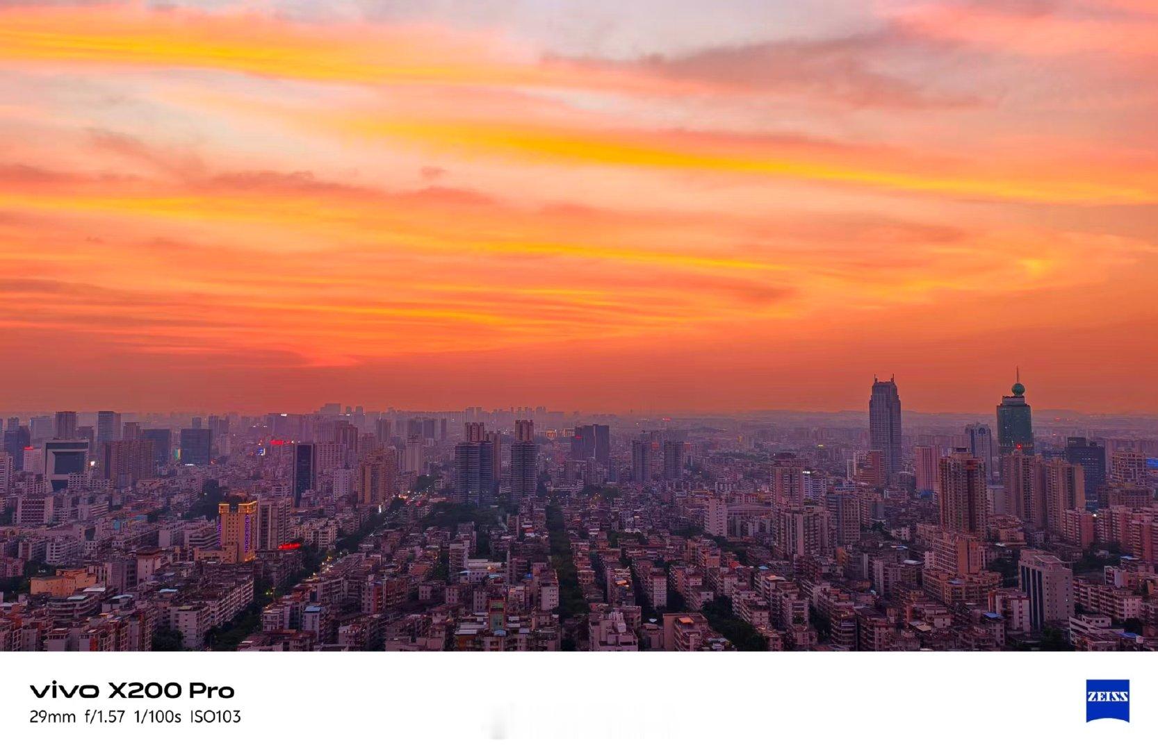 #随手拍天# 近日天气晴好，早上那一抹晨曦、和壮观的夕阳晚霞最令人惊叹！宝子们来回味下吧 （感谢摄友们供稿）#广东人最中意的天气已上线# ​​​