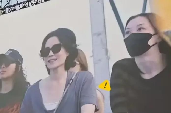 在台上卖力唱了一整场，结果第二天各大平台热搜榜首挂着的，全是在台下看演出的亲妈

窦靖童这回跑去音乐节，估计自己也没想到风头会被台下的王菲和妹妹抢得一干二净

明明是女儿在台上专心唱歌，镜头扫到台下，王菲跟妹妹兴奋得像两个小迷妹一样拼命加油，画面一传开，全网都在围观这位天后妈妈

换做一般人可能会有