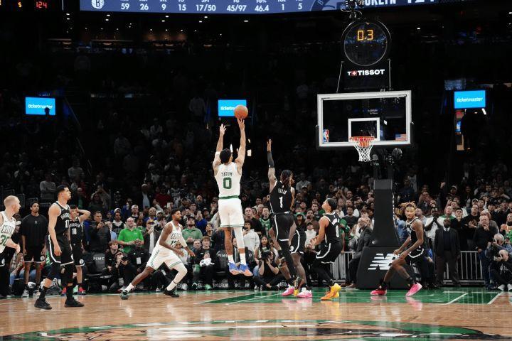 🔥🔥🔥一剑封喉，加时绝杀+内线大爆发！10月28日NBA常规赛全天复盘
 
今日4场常规赛全部收官，有鏖战到最后一刻的绝杀好戏，也有内线统治级的对决，看点拉满。
 
凯尔特人对阵篮网，本场堪称今日最刺激一战。凯尔特人长时间陷入落后，手感低迷、失误偏多，靠着塔图姆的持续攻坚咬住比分，常规时间末段怀特高