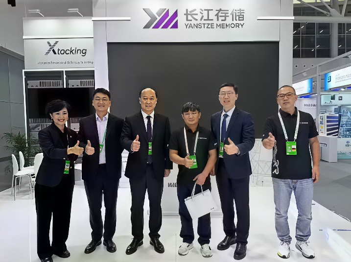 张雪机车和长江存储，两家都是国产的骄傲，如今两家要展开跨界合作了吗？

在广交会展馆。张雪走到长江存储展位前，开口就聊：明年跑达喀尔，还缺冠名，聊聊？
对方回了句“有意愿”，加了联系方式。一个造摩托的，找造芯片的要钱跑沙漠。这画面五年前没人敢想，今天居然不觉得违和。
今年3月，张雪机车车手德比斯在W