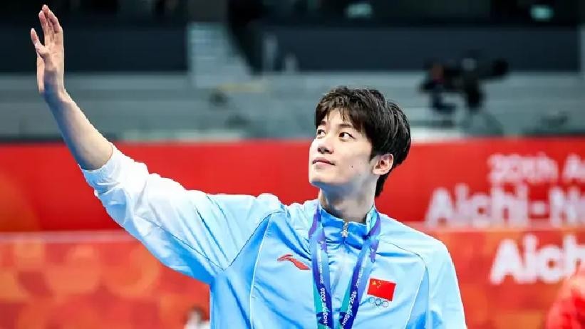 32岁汪顺亚运谢幕战拼下铜牌，同龄对手退役五年给他颁奖，17岁日本小将却比他快了七秒，混合泳这杆旗往后交给谁
颁奖仪式开始前，汪顺望着一身正装、满头冒汗的萩野公介，笑着撂下一句：“要不脱掉外套，咱们再下水游一圈。”两人同岁，萩野公介五年前就已退役，如今以颁奖嘉宾身份站在池边，而汪顺还在水里拼。
这块