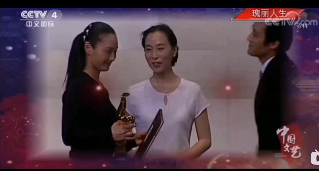 考古，宁静获得1997年百花奖最佳女主角，颁奖人居然是梁家辉和奚美娟，没想到那个时候，他们就一直是内地金鸡百花的常客了。。 ​