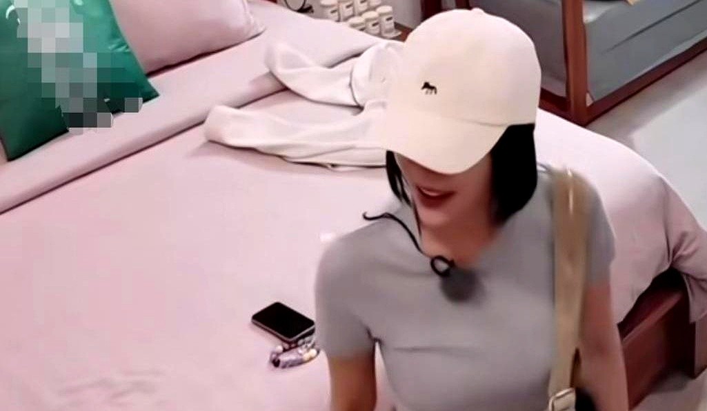 刘涛捏着泳衣问秦岚“哪个号最大”时，明眼人都能看出她怕穿不下的尴尬。

秦岚头都没抬，接得极快：“什么最大号，你哪用穿最大号，这都是带弹力的。”

没去翻大码，也没假客套。把衣服递过去前，秦岚还顺手翻了翻，确认跟刘涛身上的商务代言没有撞款，不动声色把职业麻烦给挡了。

成年人哪缺嘴甜的场面话？在别人