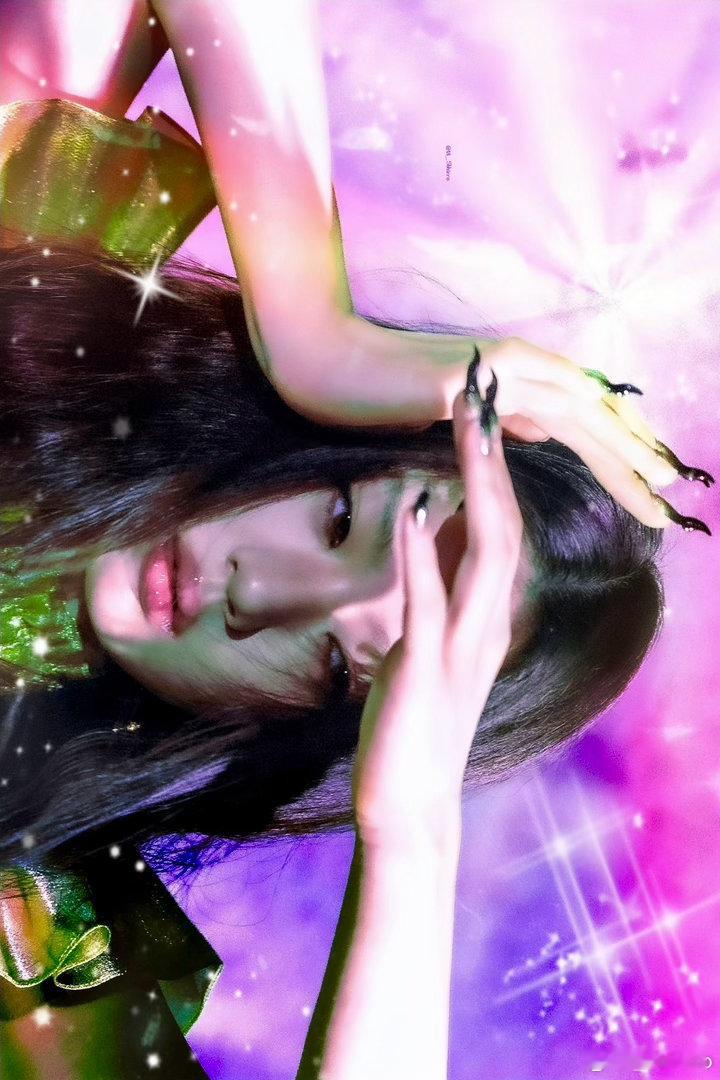 #单依纯[超话]#  — 绮梦 —
世界的绮丽在我们眼前绽开
（修图） ​