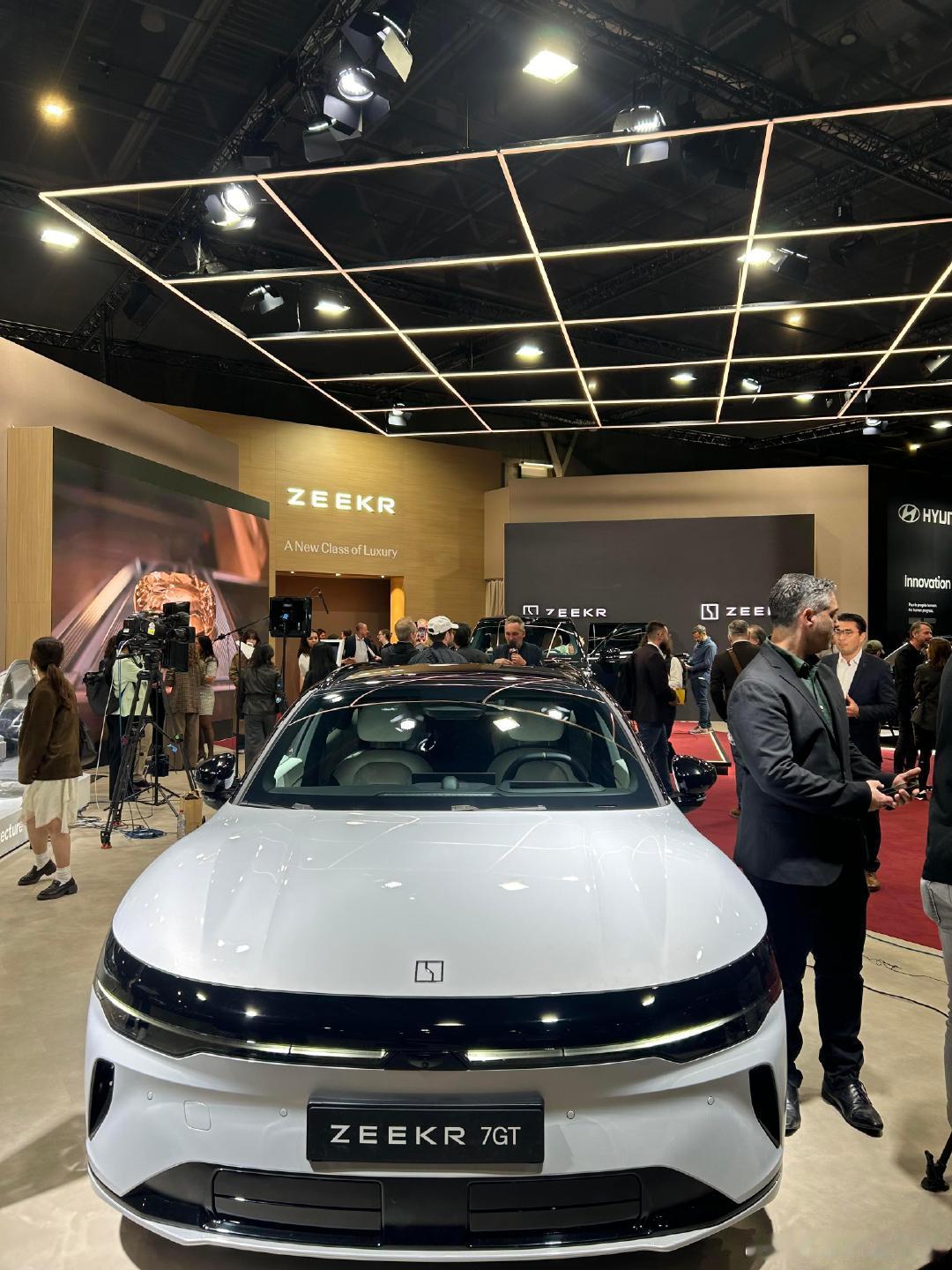 巴黎车展快成中国主场了，中国车企这回直接来了16家、25个品牌，比亚迪、小鹏、理想、广汽、零跑、阿维塔全在，展馆里中文比法语还热闹#新能源汽车##巴黎车展# ​