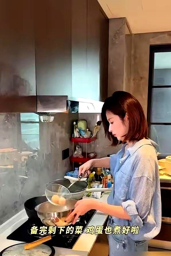 拍戏不住酒店反而自己租房，下了戏就钻厨房做三菜一汤，灶台上全是顺手的便宜调料，颖儿在昆明把日子过成了这样。

外人总爱掰扯她和付辛博到底谁吃亏。

付辛博办巡演，她调开档期飞去盯灯光音响，比经纪人还上心；后来她住院动手术，付辛博推掉全部工作在病房外守了整整一夜，一句废话没有。

过日子哪有那么多算计