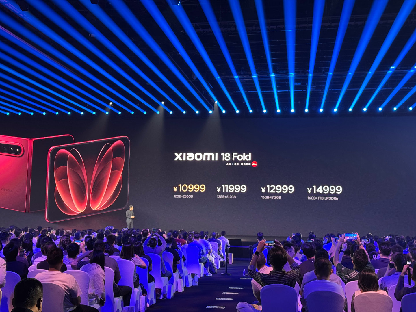 #小米18Fold价格#，10999元起

大旗舰规格，首发搭载玄戒O3，率先搭载长鑫LPDDR6内存，搭载全焦段徕卡超清三摄[666] ​