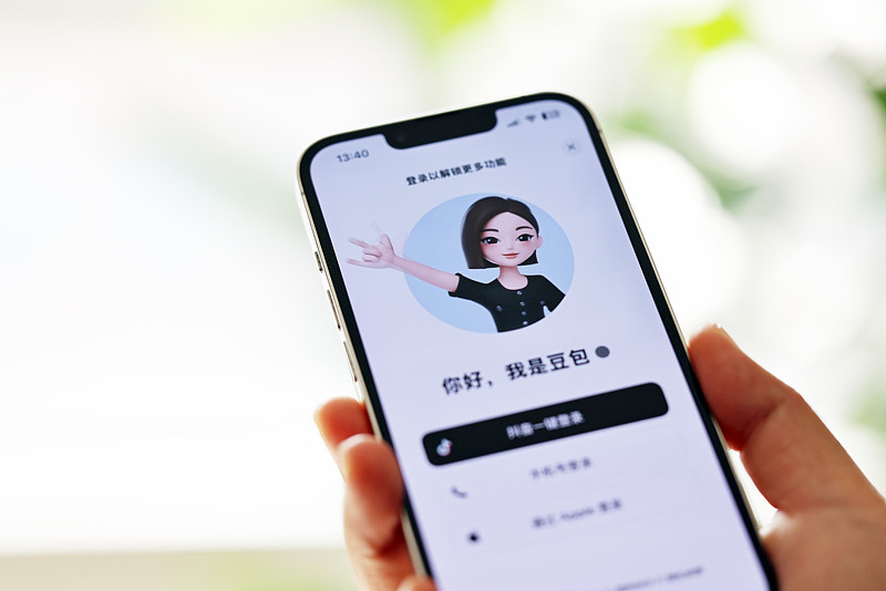 输入法哪个更好用平时懒得打字，选输入法我最看重的就是语音输入！用豆包输入法这段时间，语音体验真的有惊艳到我。点击说话，长句一口气说完，不仅转文字速度快，而且识别出奇的准。最赞的是它结合了AI，能自动帮我去掉“嗯、啊”这种口语废话，甚至能自动加好标点，完全不用二次修改。走路或者通勤时单手发消息太爽