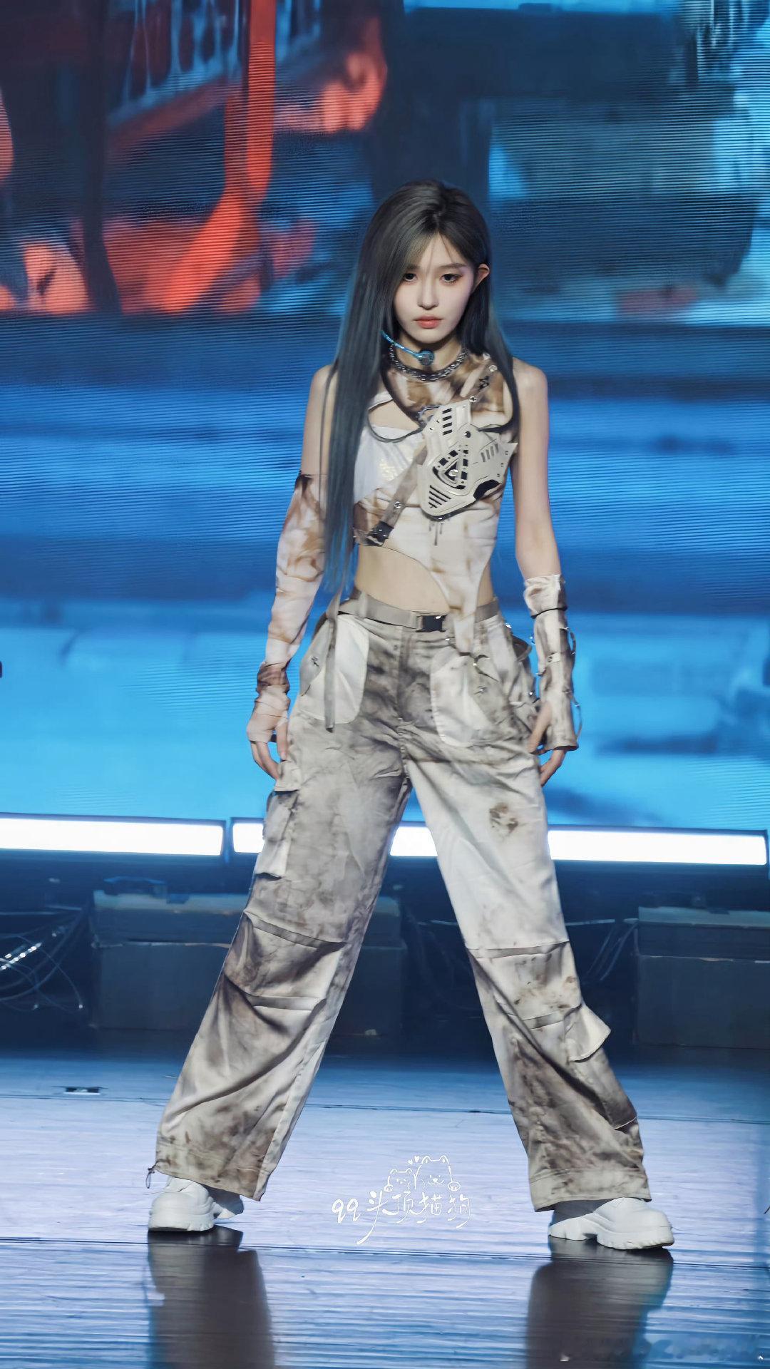 #王奕[超话]##王奕2026午福临门奕马当先##王奕 脸蛋天才取向狙击##王奕0908出道九周年快乐# 

爱你的人更懂你 懂你这一路的不易 懂你遭遇不公的心酸 ​
