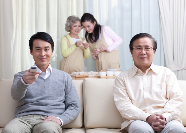 新型 “隐形啃老” 来了！孩子不伸手要钱，却悄悄掏空父母晚年